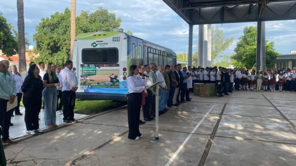 Camión, sillas de ruedas y carrera de Transporte: así inicia el ciclo escolar Conalep Guasave