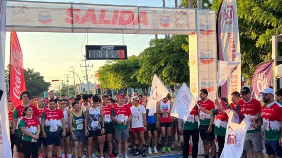 Yajaira Camacho y Roberto Medina refrendan su reinado en la Carrera de la Independencia 2025