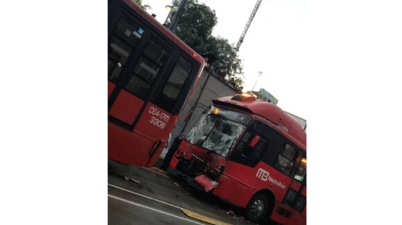 Choque entre dos unidades del Metrobús deja 12 lesionados cerca de estación Xola, en dirección a Tacubaya