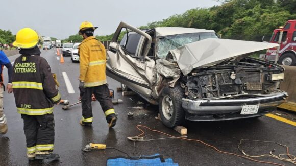 Choque entre tractocamión y camioneta deja un lesionado y cuantiosos daños en la autopista Mazatlán –Culiacán