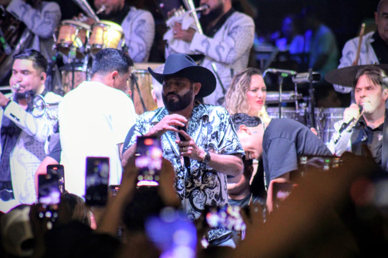 Concierto de Pancho Barraza en Malecón de Mazatlán