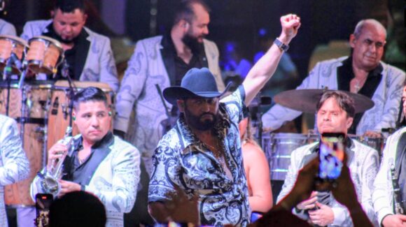 Se rinde al poeta del amor en el Malecón de Mazatlán, Sinaloa miles de almas en concierto de Pancho Barraza