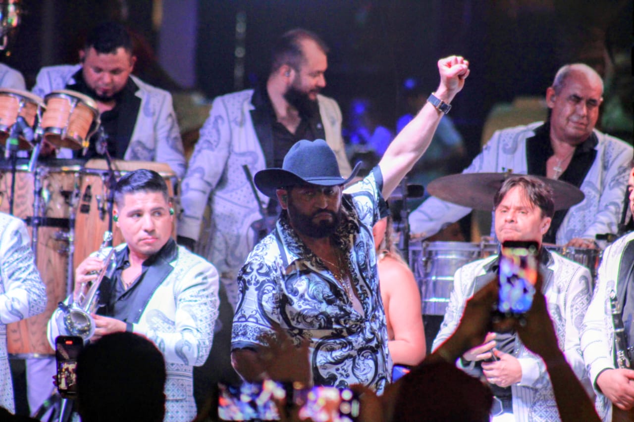 Concierto de Pancho Barraza en Malecón de Mazatlán