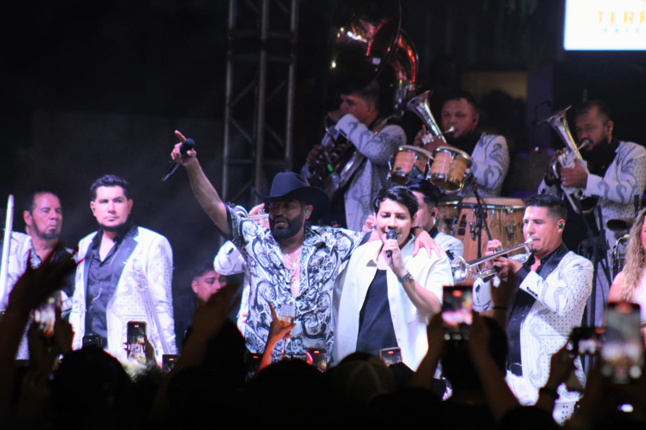 Concierto de Pancho Barraza en Malecón de Mazatlán