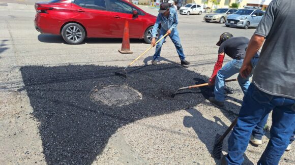 Por fin reactiva ayuntamiento de Ahome cuadrillas de bacheo en Los Mochis, Sinaloa