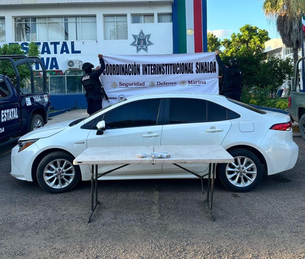 Decomisan vehículo, armas y drogasen Sinaloa