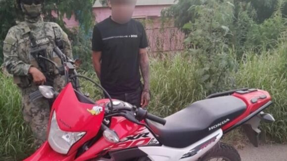 Detienen a un sujeto que circulaba con motocicleta robada en la Colonia Urías en Mazatlán, Sinaloa