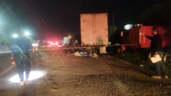Dos hombres pierden la vida tras impactarse contra una caja de un tráiler en la México 15 a la salida de Ahome, Sinaloa