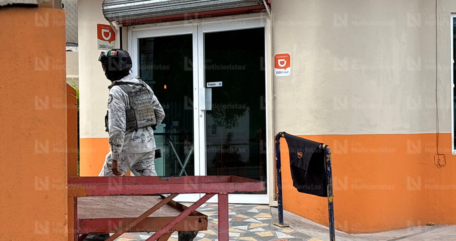 Ejecutan a balazos a mesero de un restaurante de jugos