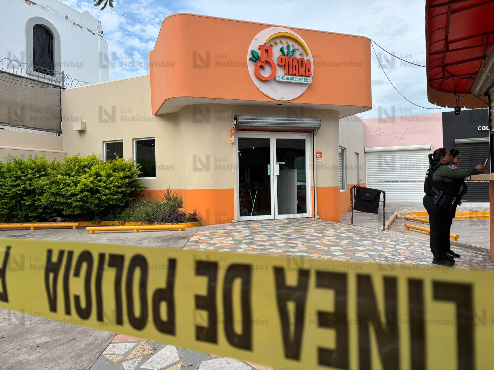 Ejecutan a balazos a mesero de un restaurante de jugos
