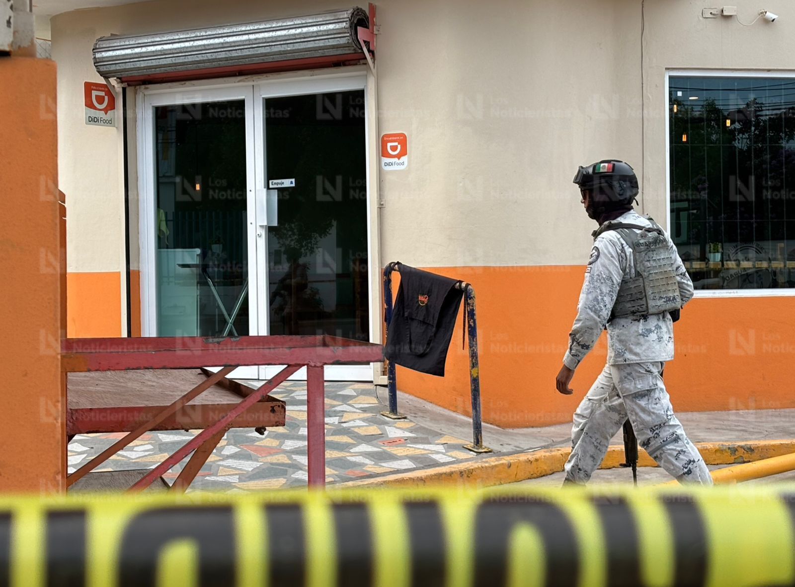 Ejecutan a balazos a mesero de un restaurante de jugos