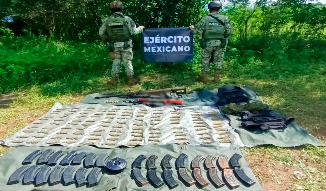 Ejército decomisa arsenal en Elota