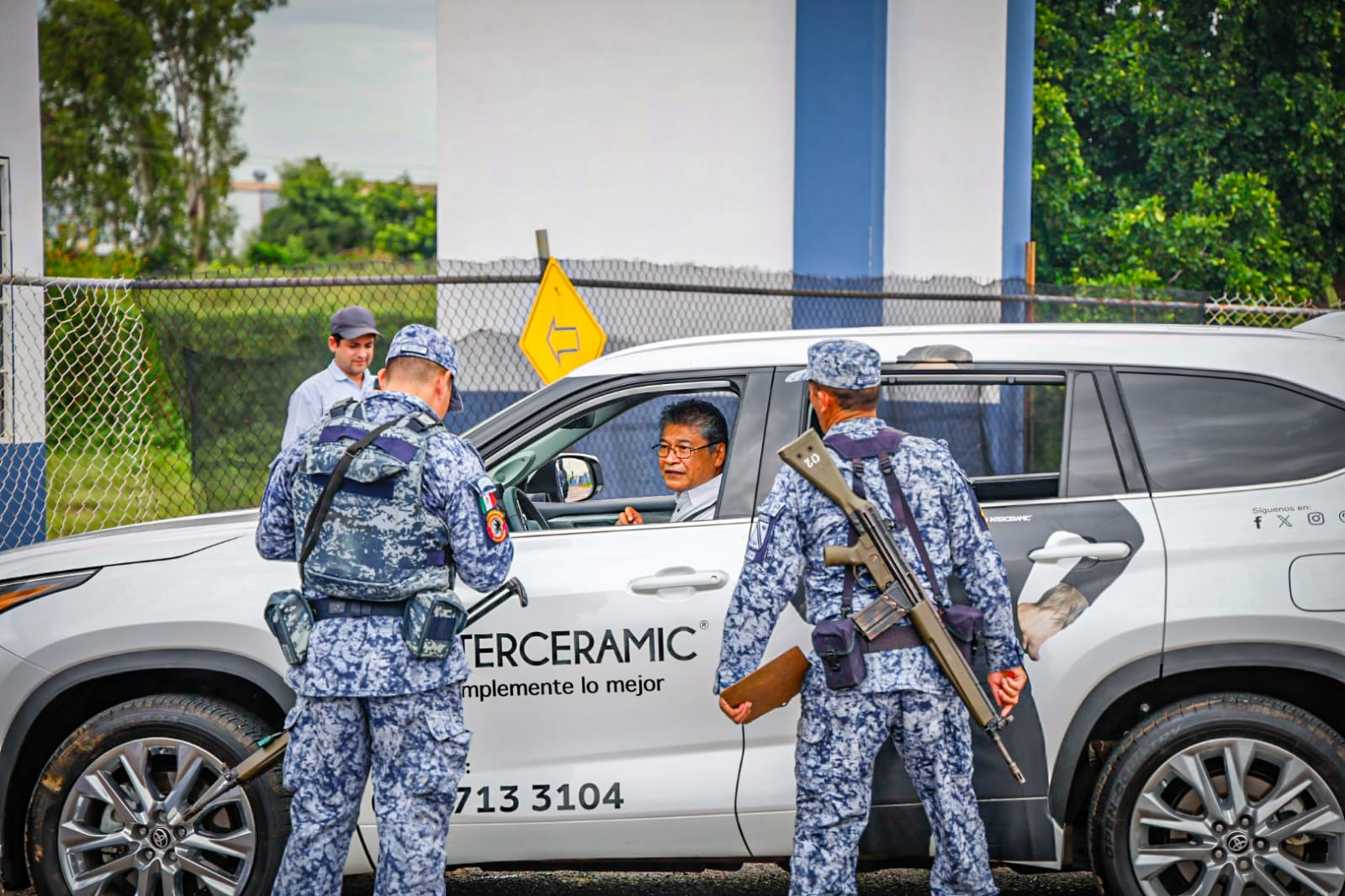 Empresarios llegan a la reunión de Seguridad en la Base Aérea Militar