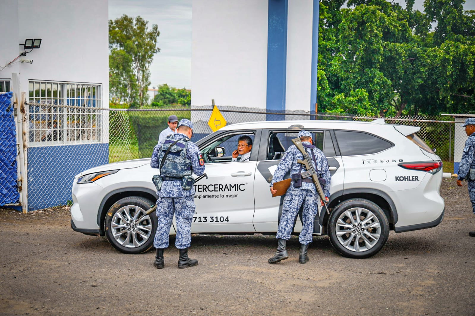 Empresarios llegan a la reunión de Seguridad en la Base Aérea Militar