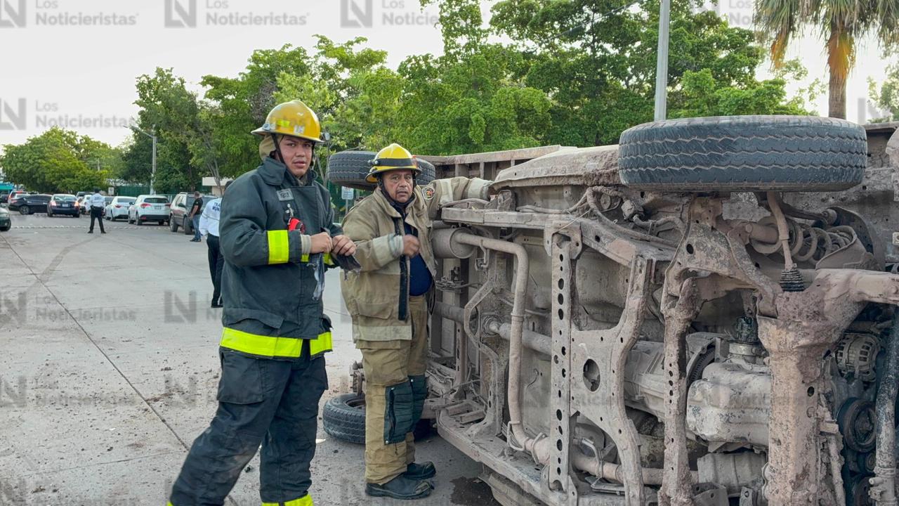 Evacuan alumnos de primaria en Los Mochis, tras accidente de una camioneta que transportaba tanques de gas