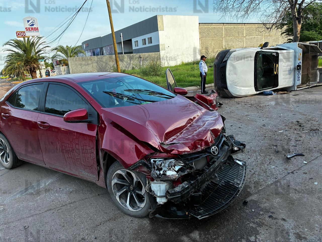 Evacuan alumnos de primaria en Los Mochis, tras accidente de una camioneta que transportaba tanques de gas