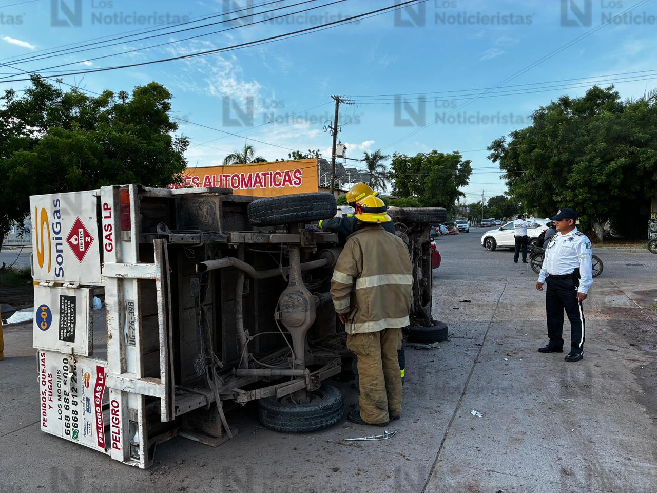 Evacuan alumnos de primaria en Los Mochis, tras accidente de una camioneta que transportaba tanques de gas