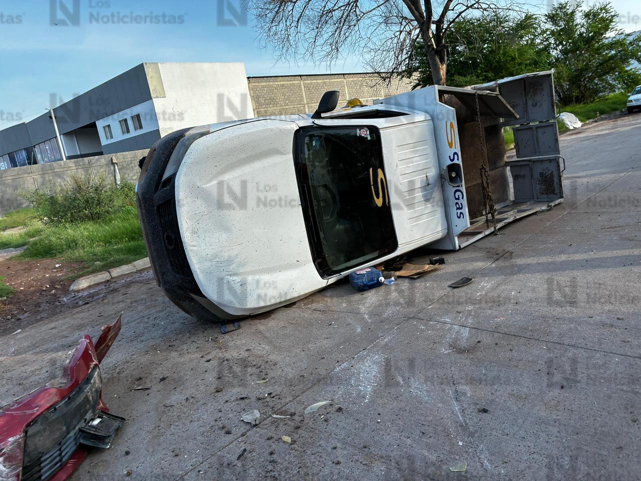 Evacuan alumnos de primaria en Los Mochis, tras accidente de una camioneta que transportaba tanques de gas