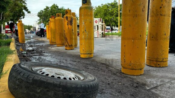 Evacuan alumnos de una primaria de Los Mochis, tras accidente de una camioneta que transportaba tanques de gas
