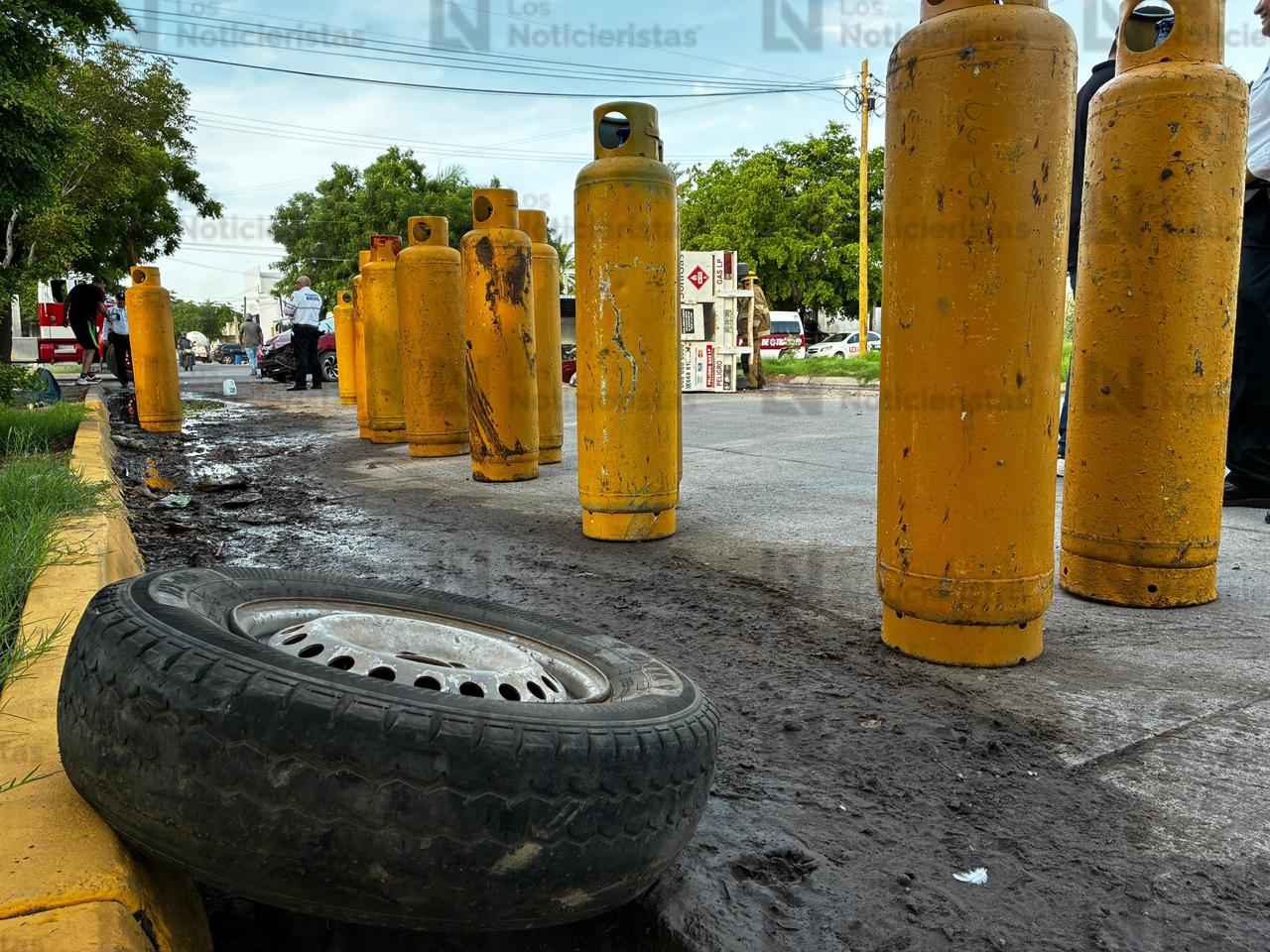 Evacuan alumnos de primaria en Los Mochis, tras accidente de una camioneta que transportaba tanques de gas