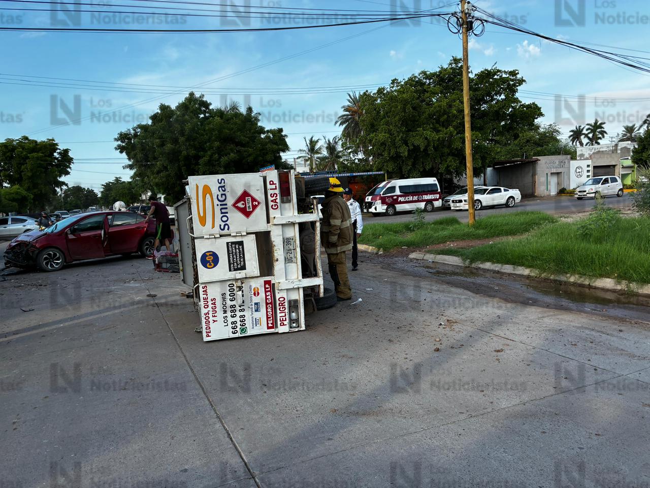 Evacuan alumnos de primaria en Los Mochis, tras accidente de una camioneta que transportaba tanques de gas