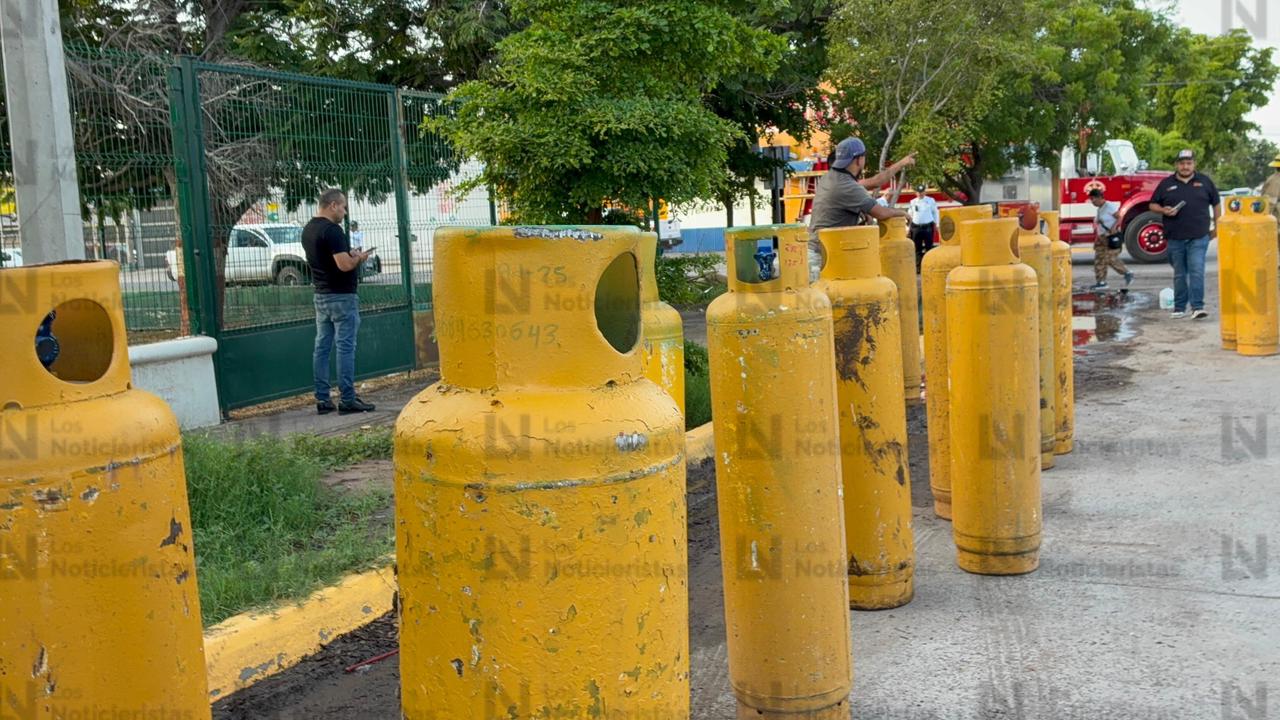 Evacuan alumnos de primaria en Los Mochis, tras accidente de una camioneta que transportaba tanques de gas