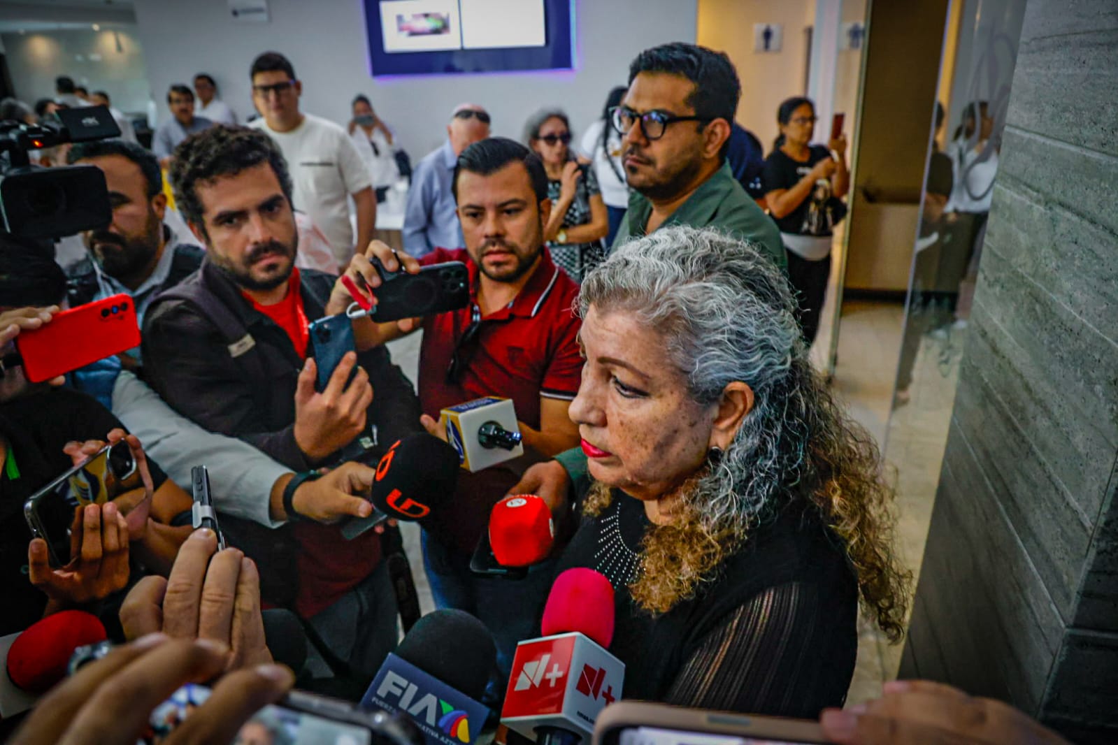 Familiares de la maestra Jesamel en su funeral en Culiacán