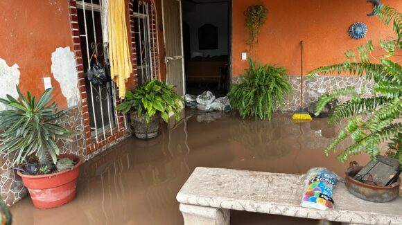 ¡Casas inundadas y carros varados! Familias piden ayuda en la colonia Rosendo G. Castro de Los Mochis