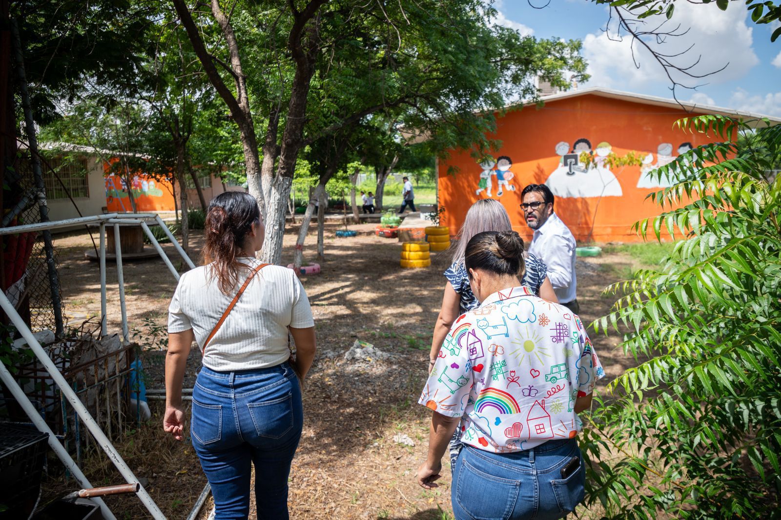 Gámez Mendívil se compromete a mejorar instalaciones de un kinder en la colonia Campesina El Barrio, en Culiacán, Sinaloa