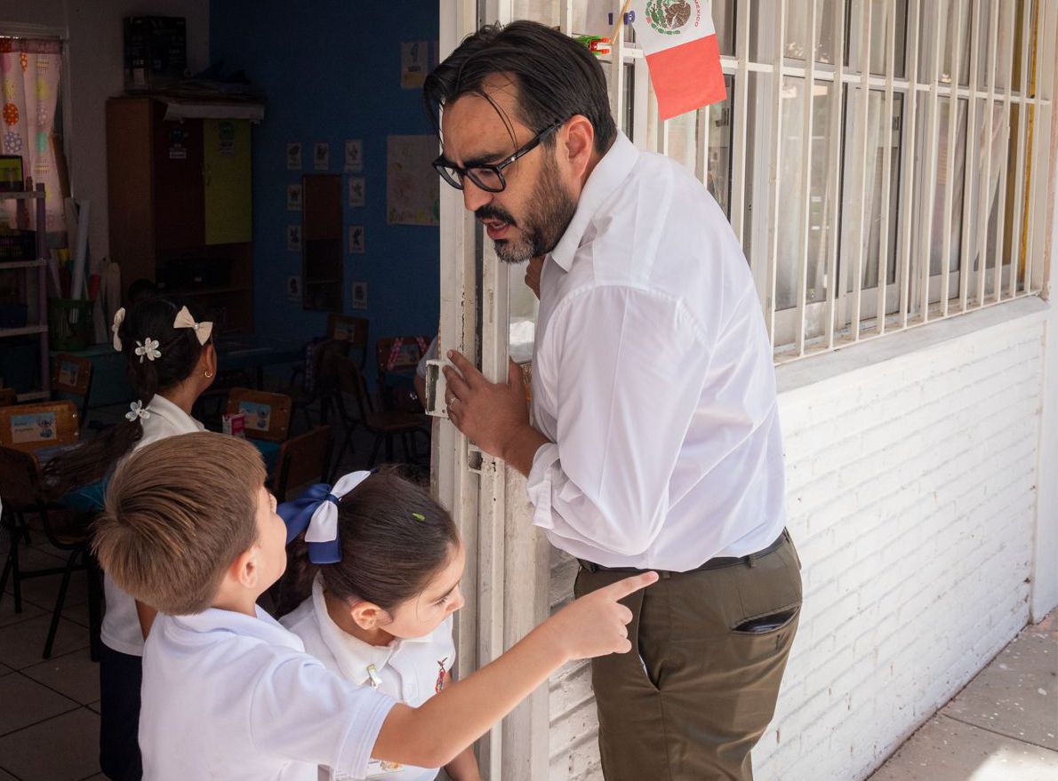 Gámez Mendívil se compromete a mejorar instalaciones de un kinder en la colonia Campesina El Barrio, en Culiacán, Sinaloa