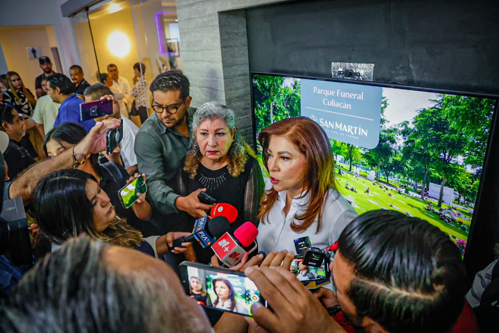 Glorria Himelda Féliz Nieba en funeral de la maestra Jesamel