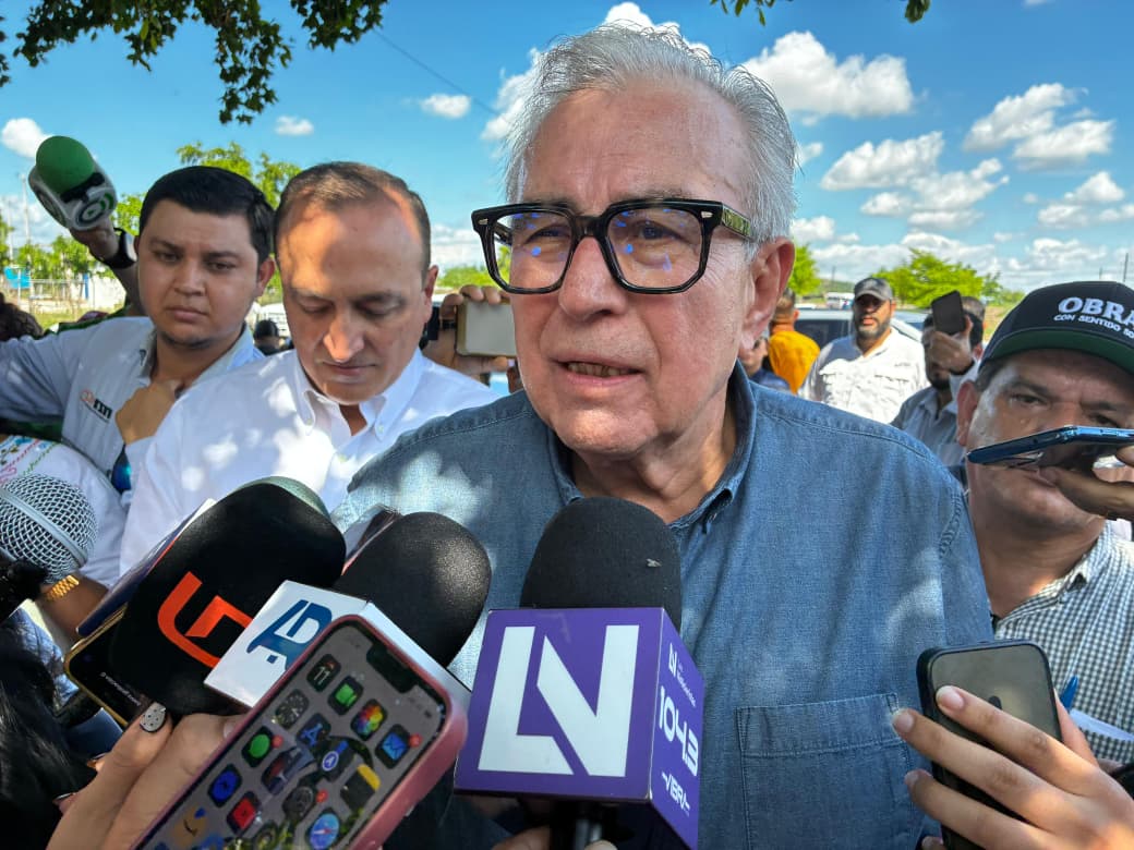 Gobernador entrega apoyos a familias afectadas por lluvias en Ahome