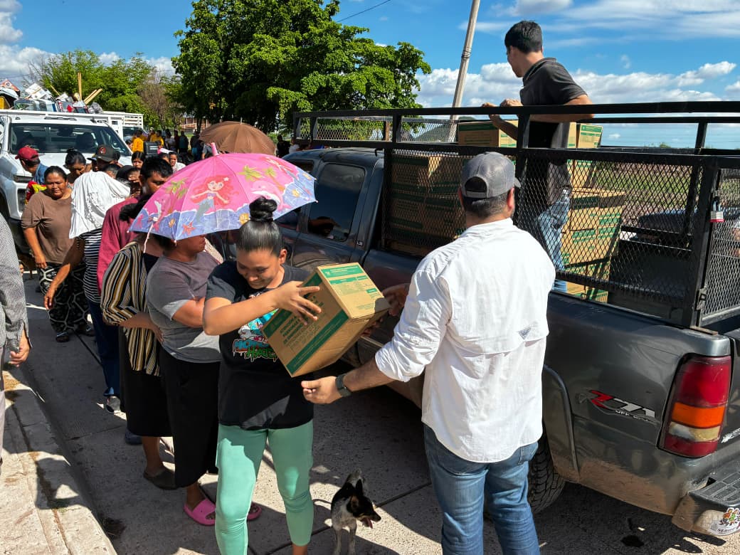Gobernador entrega apoyos a familias afectadas por lluvias en Ahome