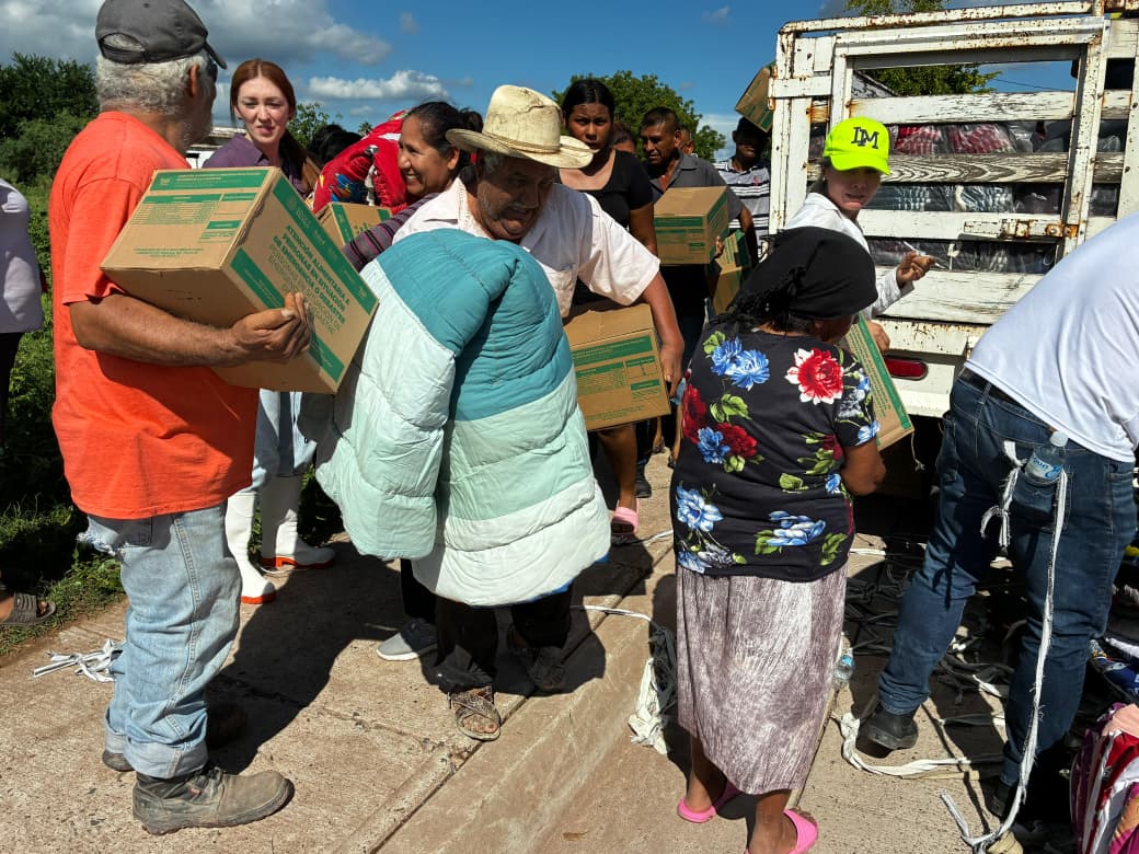 Gobernador entrega apoyos a familias afectadas por lluvias en Ahome