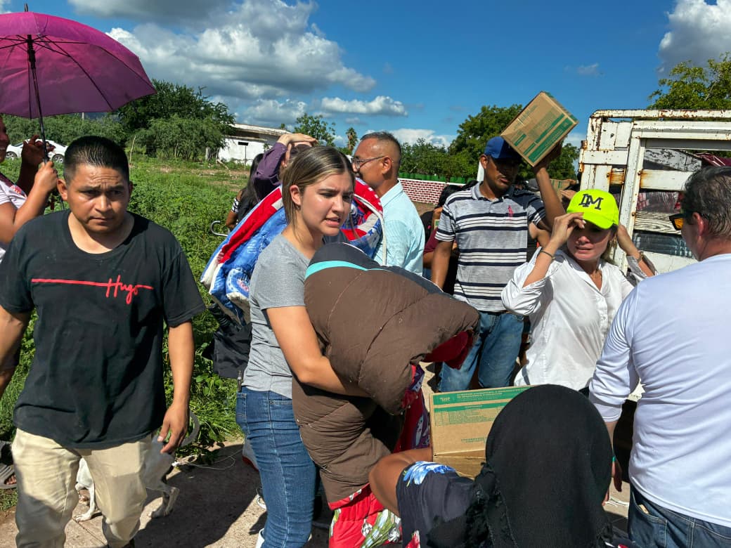 Gobernador entrega apoyos a familias afectadas por lluvias en Ahome