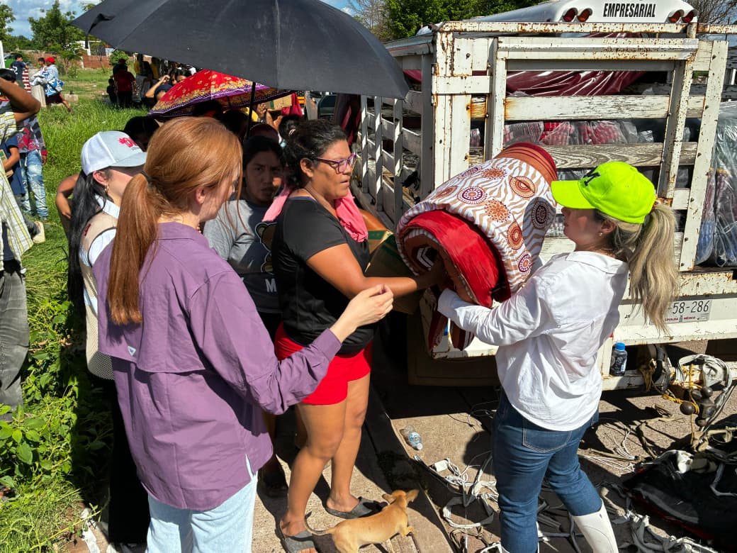 Gobernador entrega apoyos a familias afectadas por lluvias en Ahome