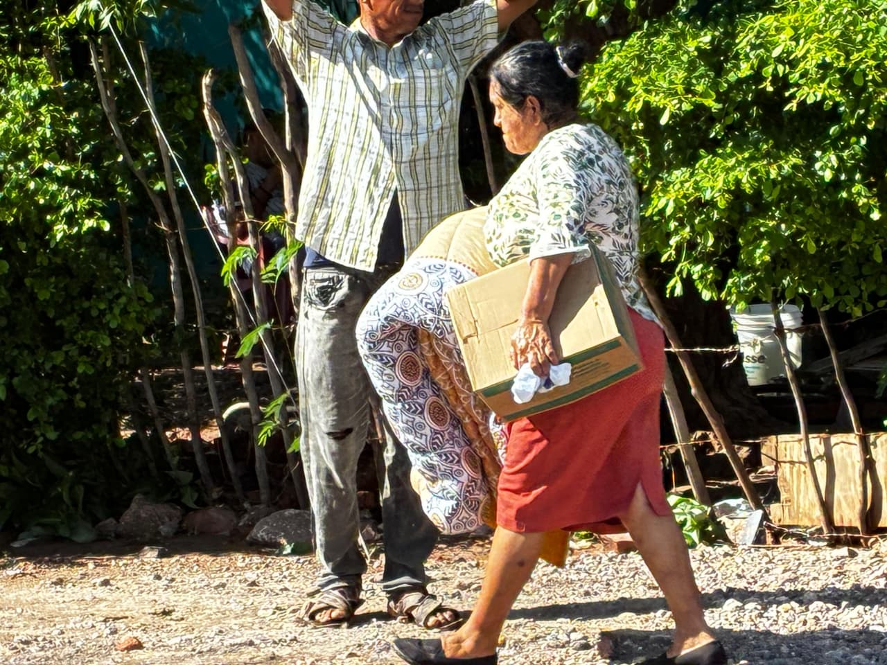 obernador entrega apoyos a familias afectadas por lluvias en Ahome