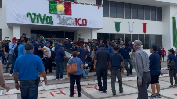 Por segundo día consecutivo se dan de golpes e insultos Guerreros Azules y los empleados del Ayuntamiento de Angostura