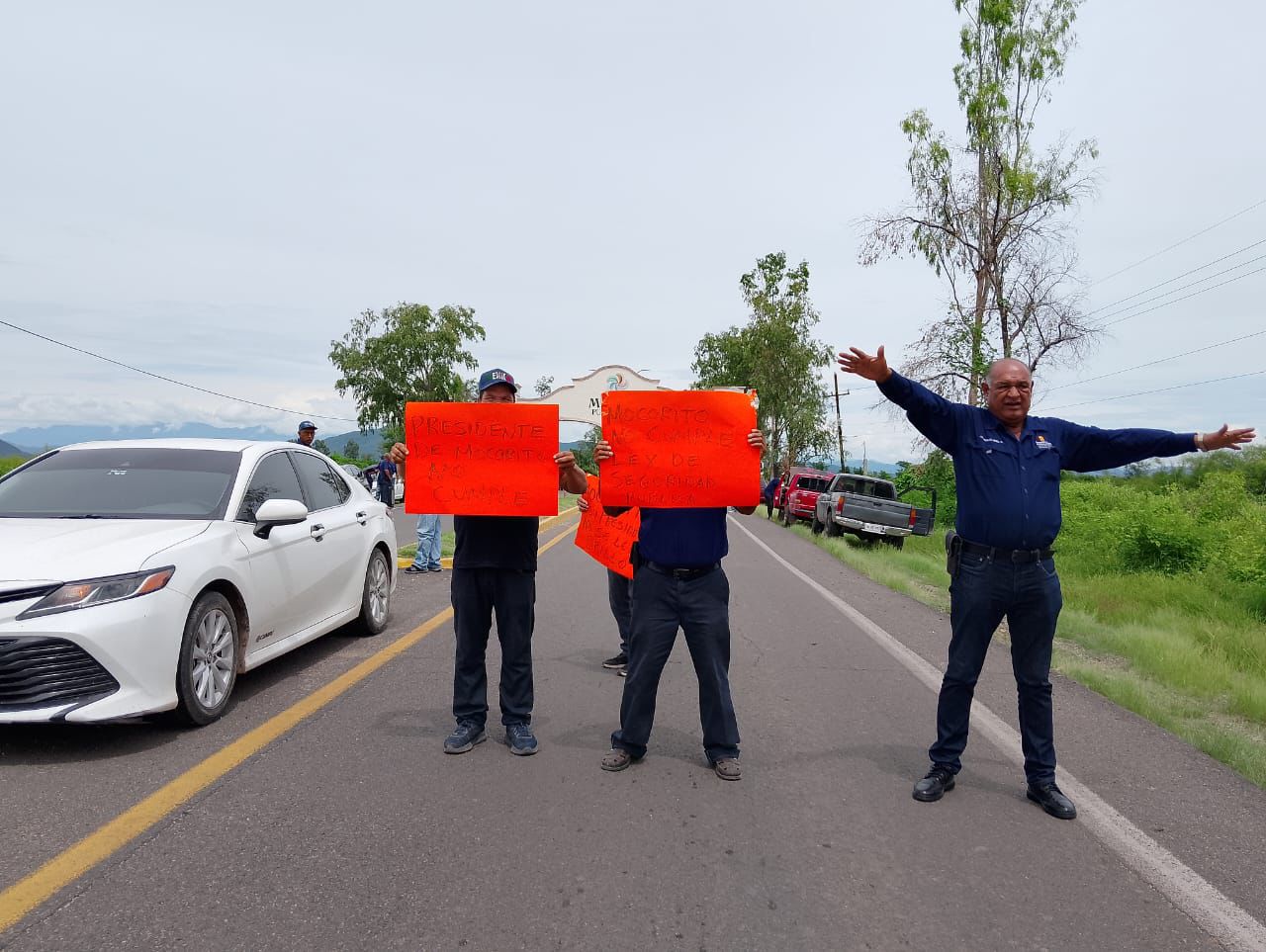 Guerreros Unidos bloquean la entra