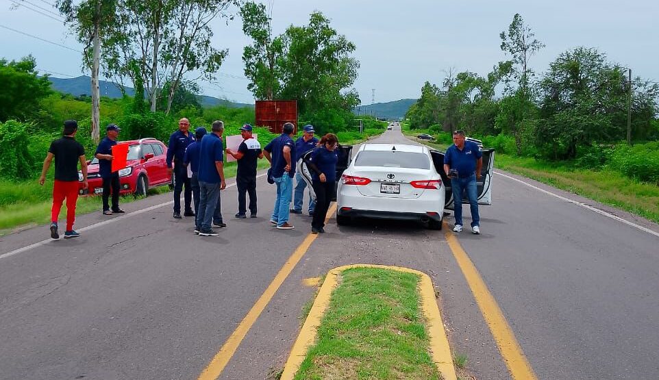 Guerreros Unidos bloquean la entra