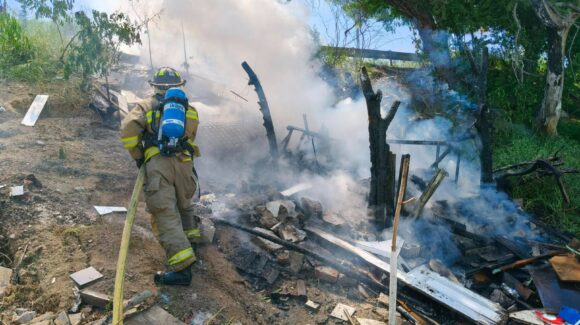 Incendio consume una casa de madera en el Fraccionamiento Infonavit Playas en Mazatlán