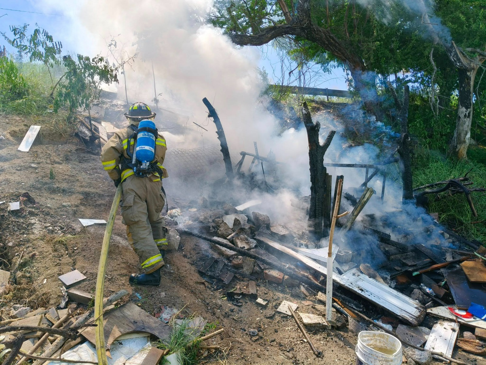 Incendio consume una casa de madera en el Fraccionamiento Infonavit Playas en Mazatlán