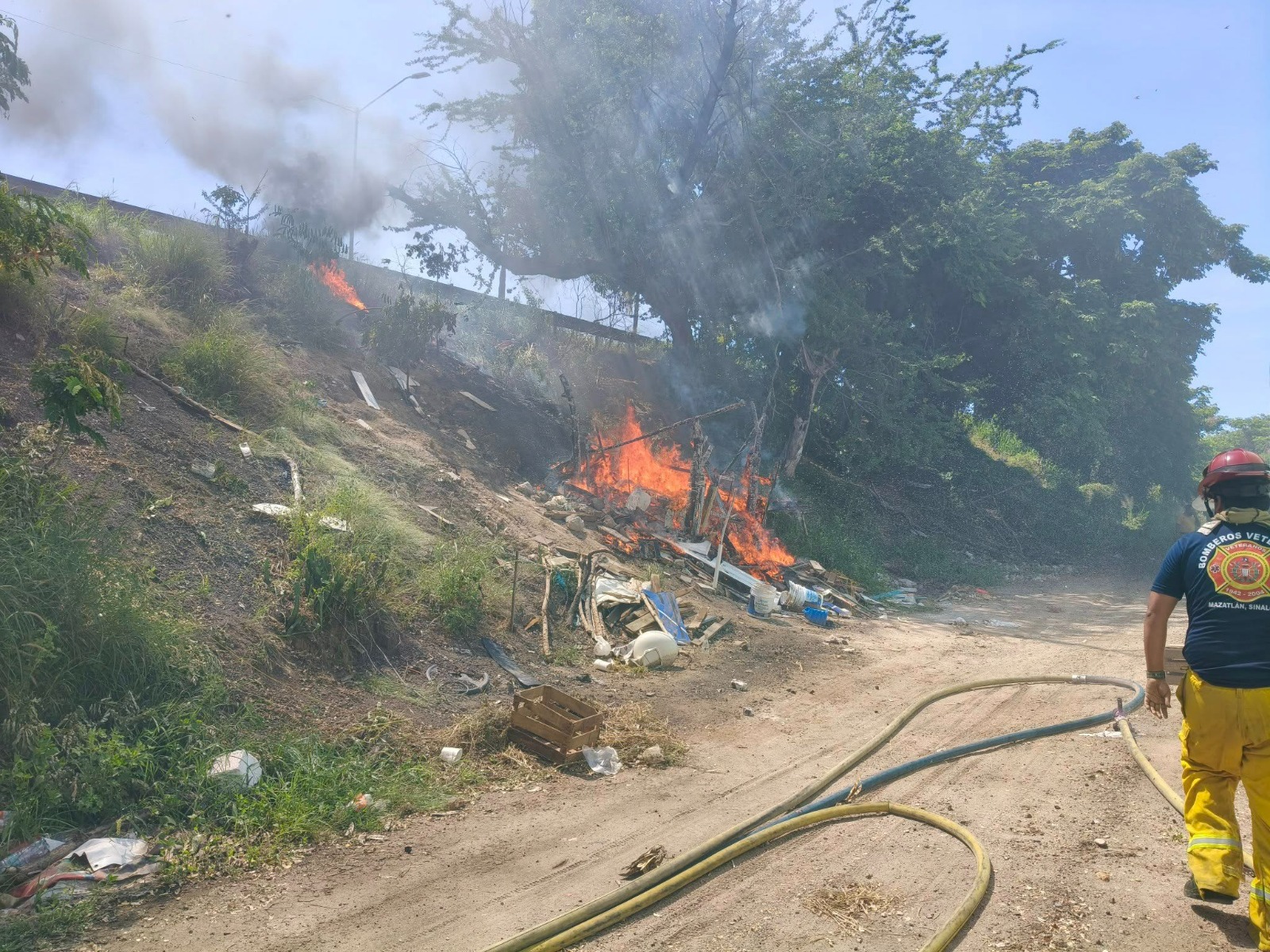 Incendio consume una casa de madera en el Fraccionamiento Infonavit Playas en Mazatlán