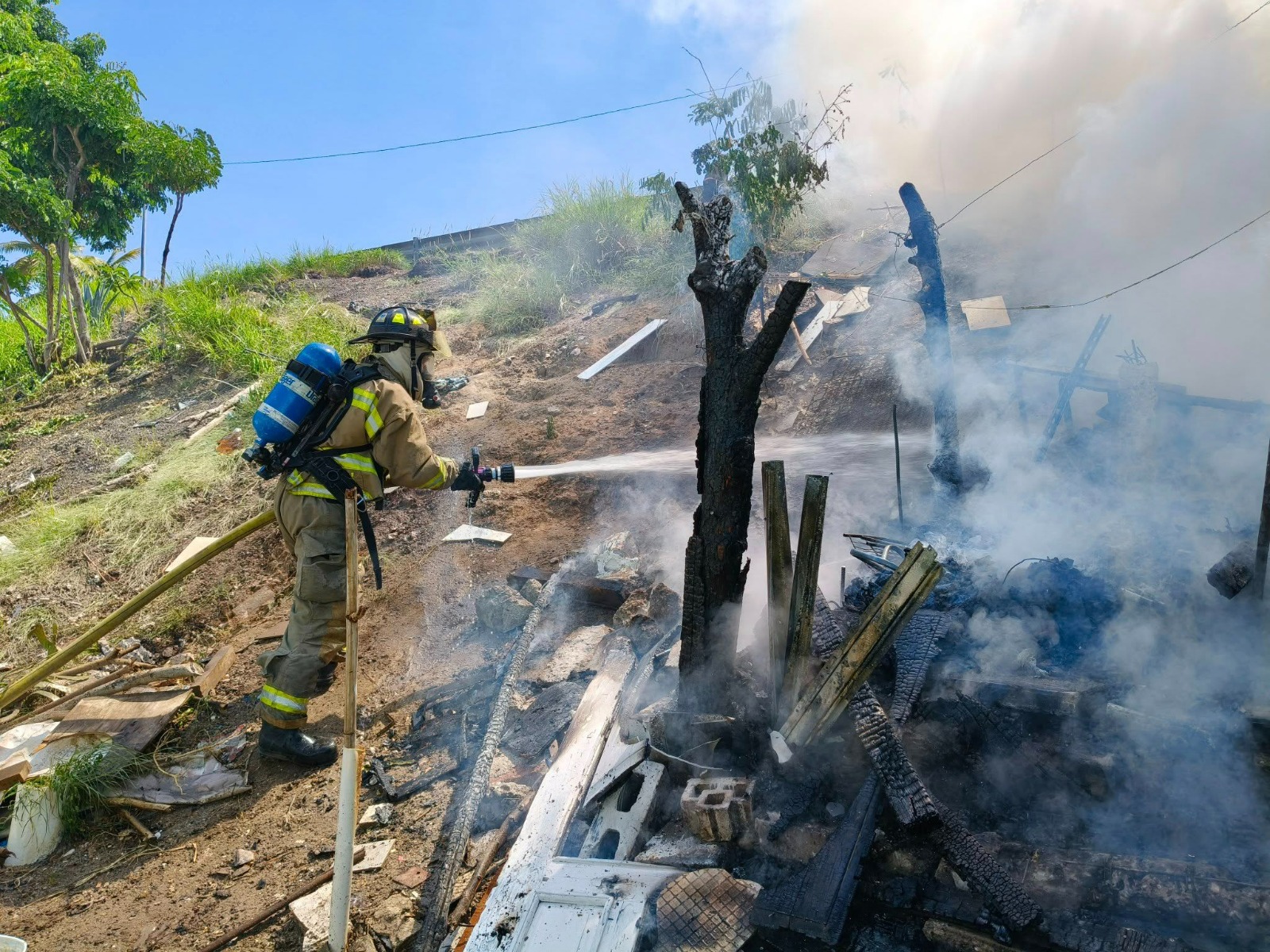 Incendio consume una casa de madera en el Fraccionamiento Infonavit Playas en Mazatlán