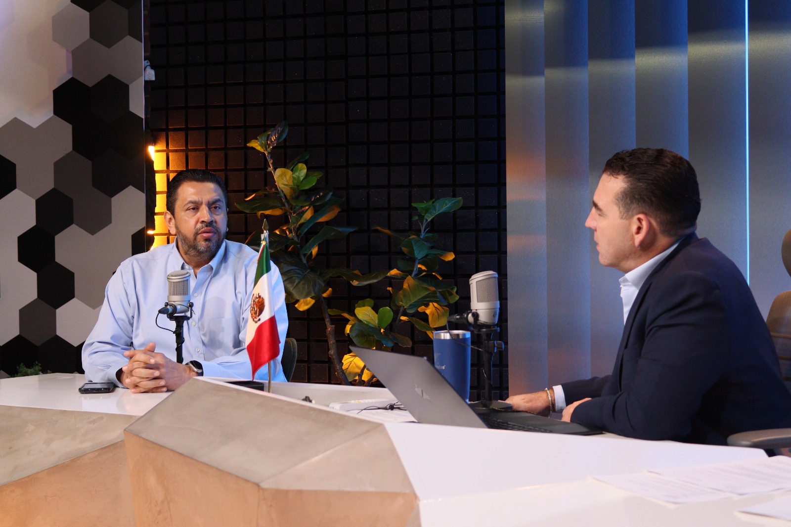 Ismael Bello en entrevista en Los Noticieristas