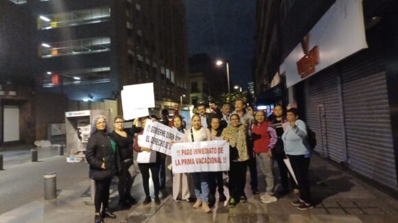 Jubilados de la UAS se manifestaron en Palacio Nacional en defensa de la jubilación dinámica
