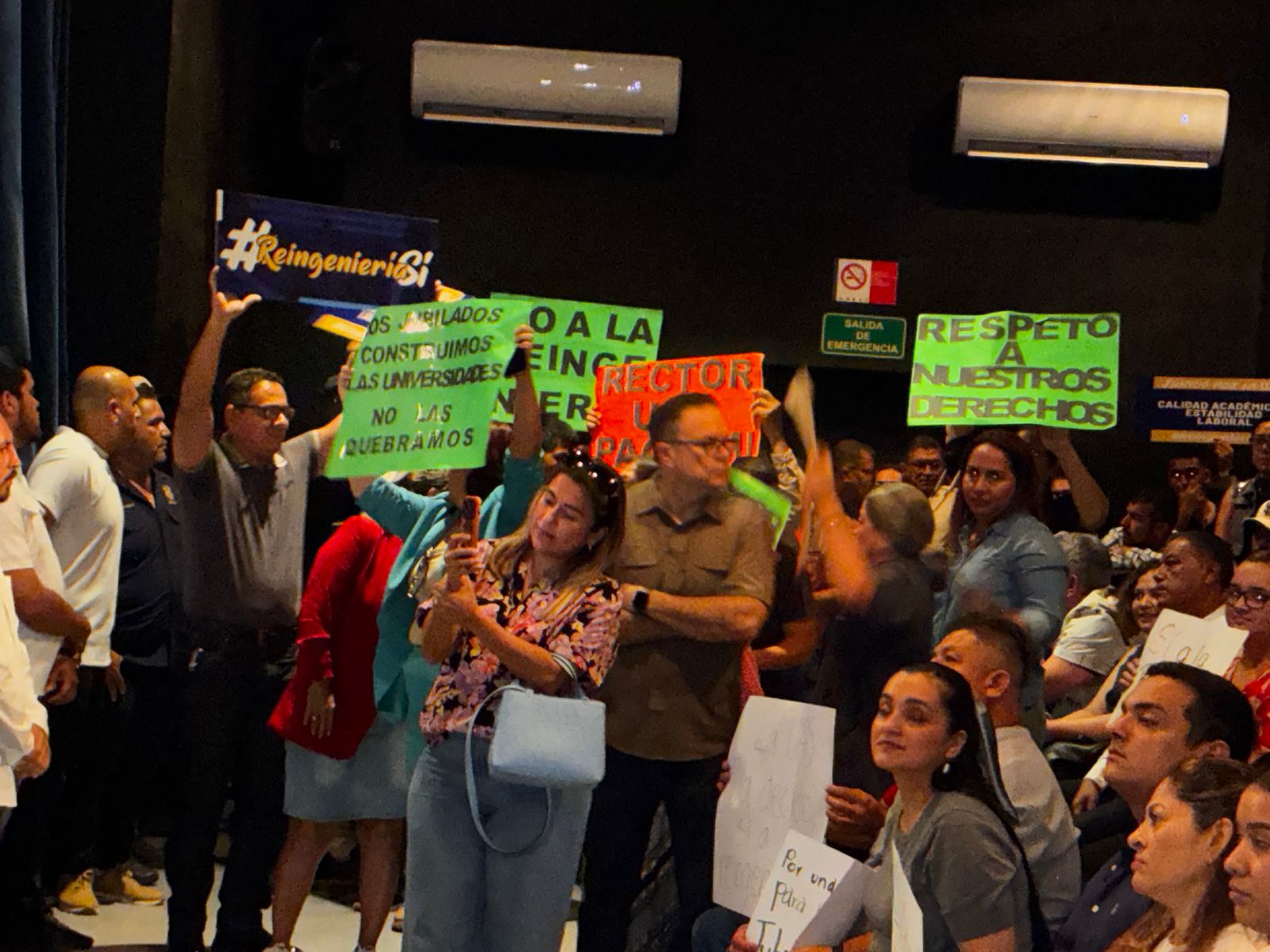 Manifestación de trabajadores de la UAS en evento del rector