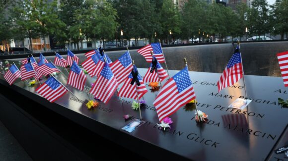 Nueva York honra a las víctimas del 11 de septiembre a 24 años del atentado