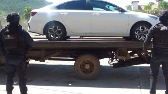 En Portalegre y Valle Alto, policías recuperan un vehículo robado y una moto con serie alterada, en Culiacán