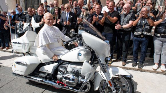 Papa León XIV firma y bendice moto BMW que será subastada para ayudar a niños en Madagascar